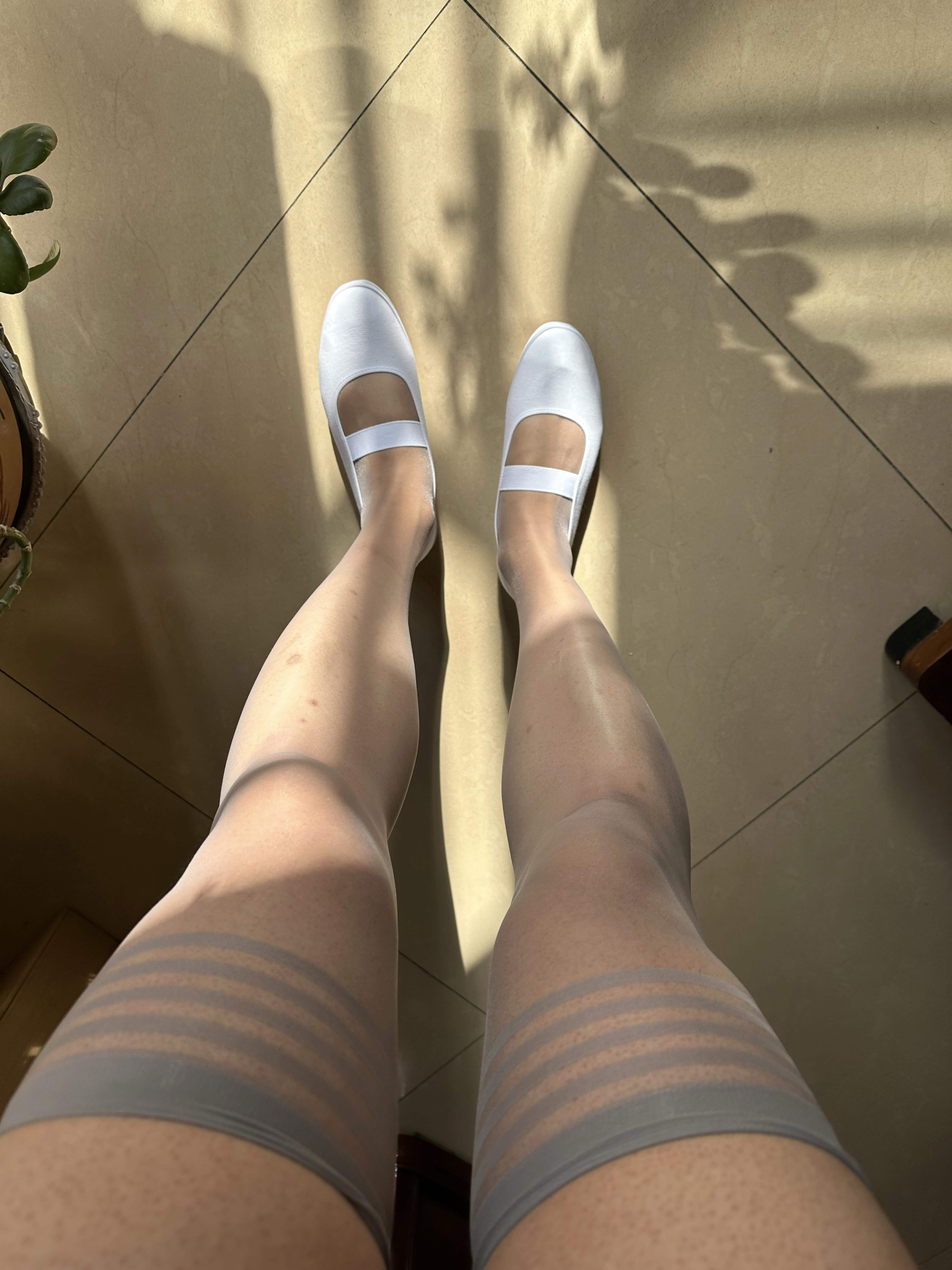 舞蹈鞋 白一带配丝袜好看吗