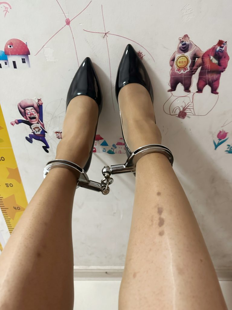 铐住了，这要是手铐失灵了可就废了