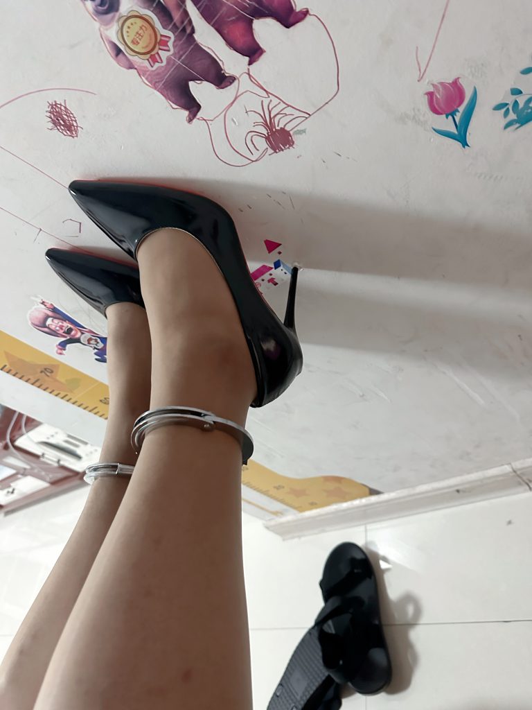 铐住了，这要是手铐失灵了可就废了