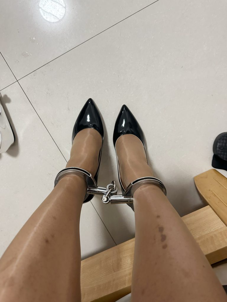 铐住了，这要是手铐失灵了可就废了