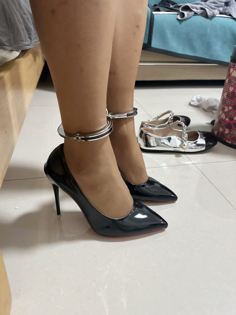 铐住了，这要是手铐失灵了可就废了