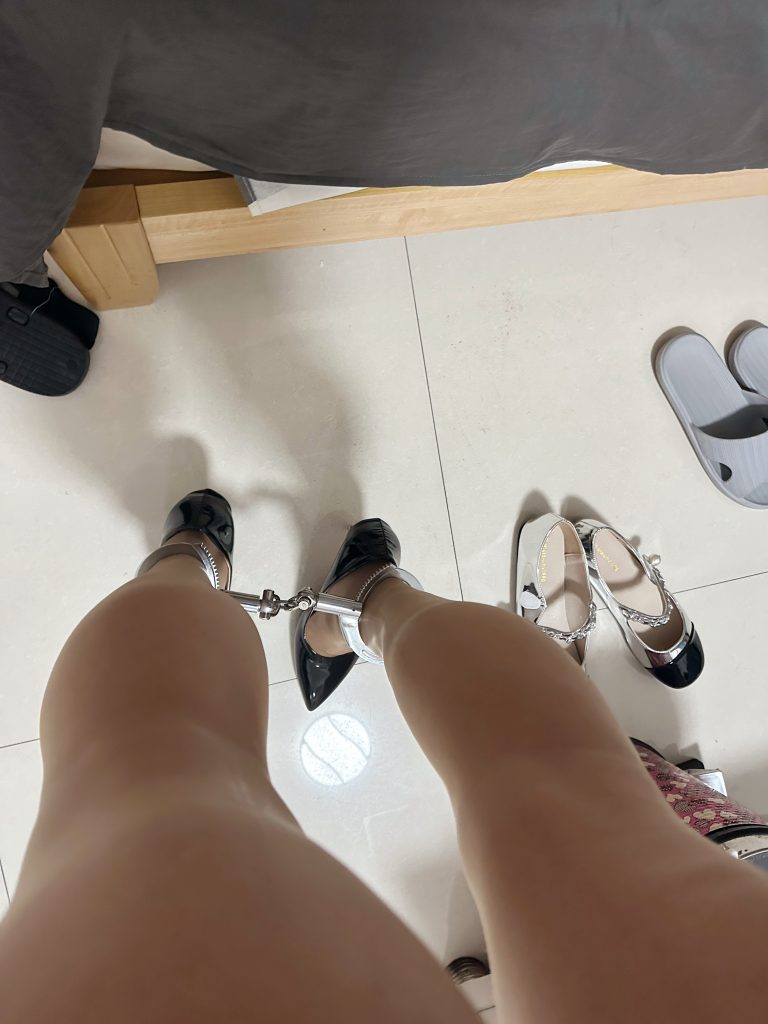 铐住了，这要是手铐失灵了可就废了