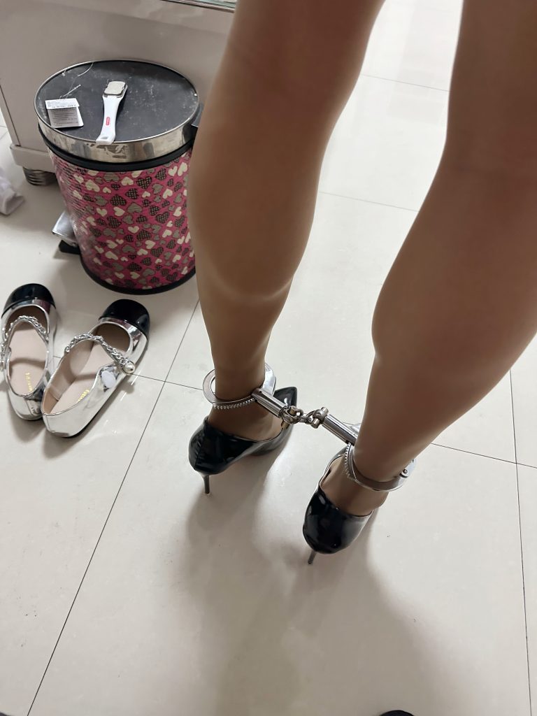 铐住了，这要是手铐失灵了可就废了