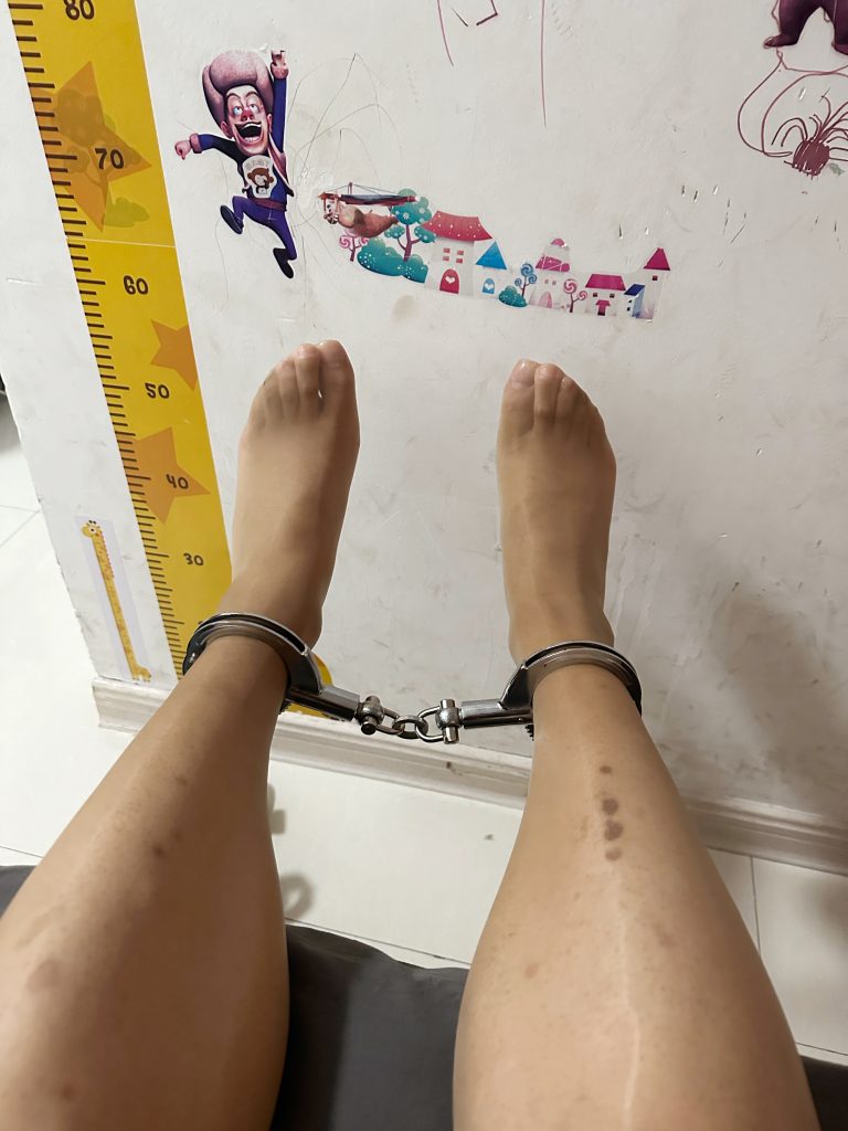 铐住了，这要是手铐失灵了可就废了