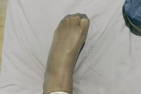 勒紧了脚趾都弯了