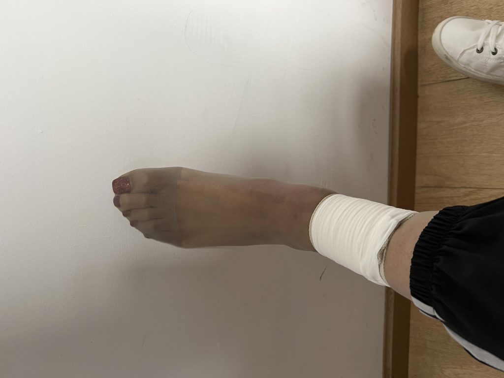 勒紧了脚趾都弯了