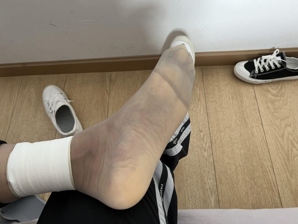勒紧了脚趾都弯了