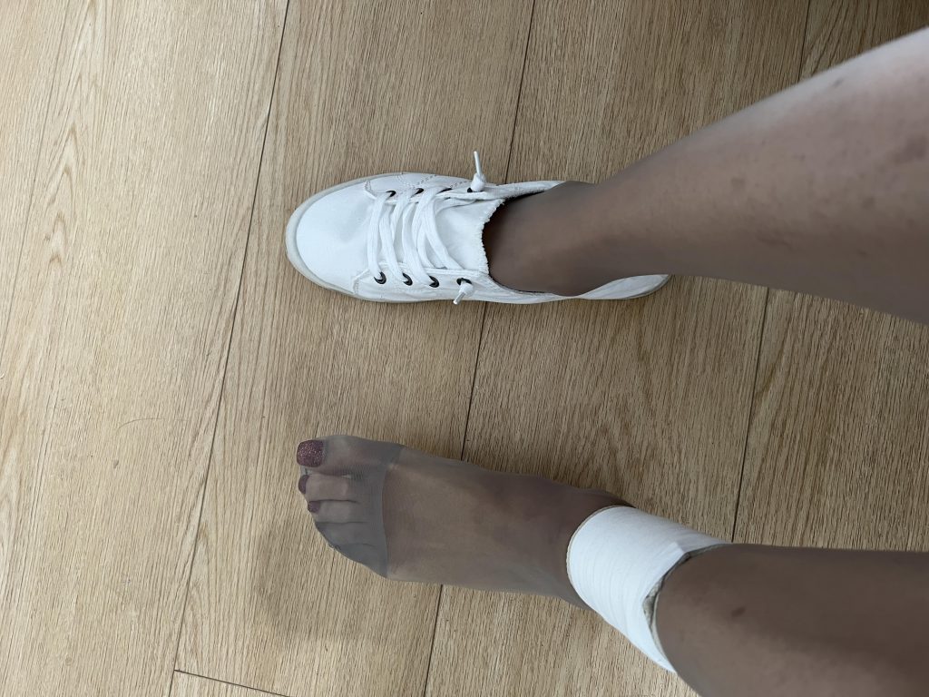 勒紧了脚趾都弯了