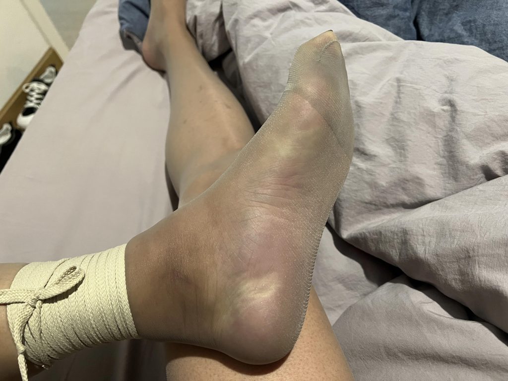勒紧了脚趾都弯了