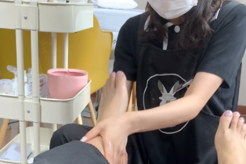 美甲店小妹妹真好看