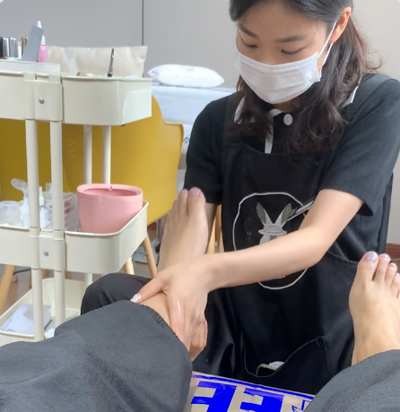 美甲店小妹妹真好看