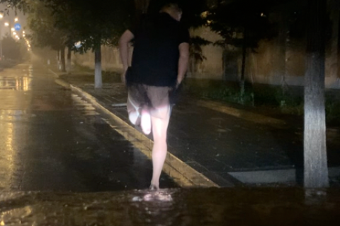 单腿上厕所